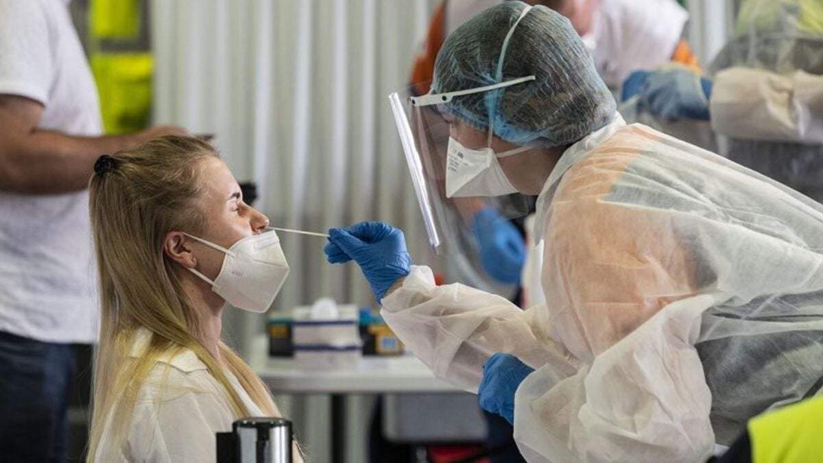 Hisopado para detectar coronavirus. Fuente: (Twitter)