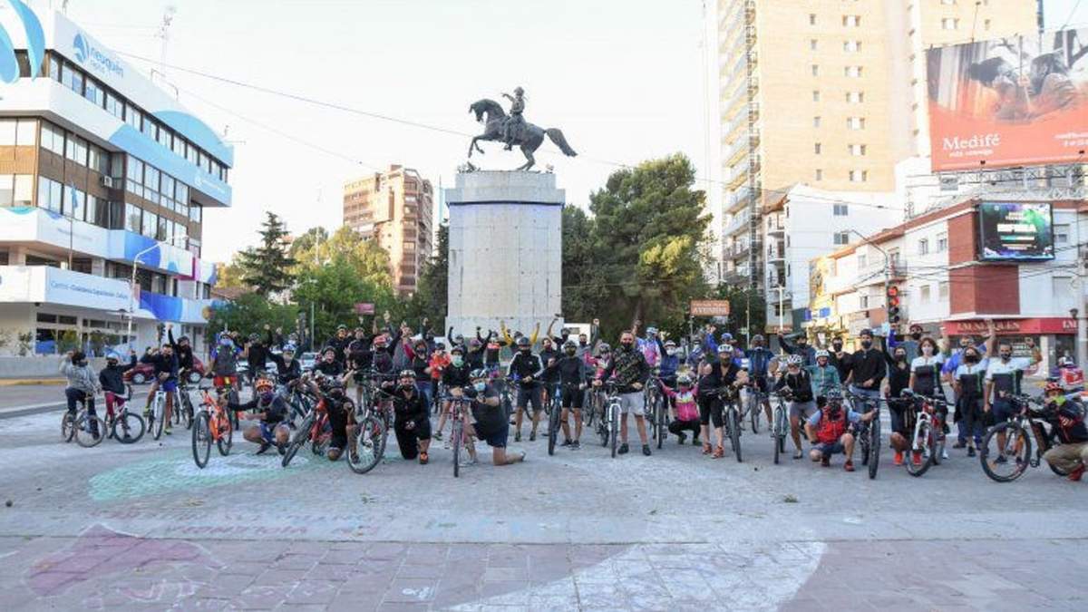 Ciclistas en el Monumento San Martín. Fuente: (Omar Novoa)