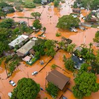 Las peores inundaciones en Hawái en 20 años amenazan una presa y provocan evacuaciones