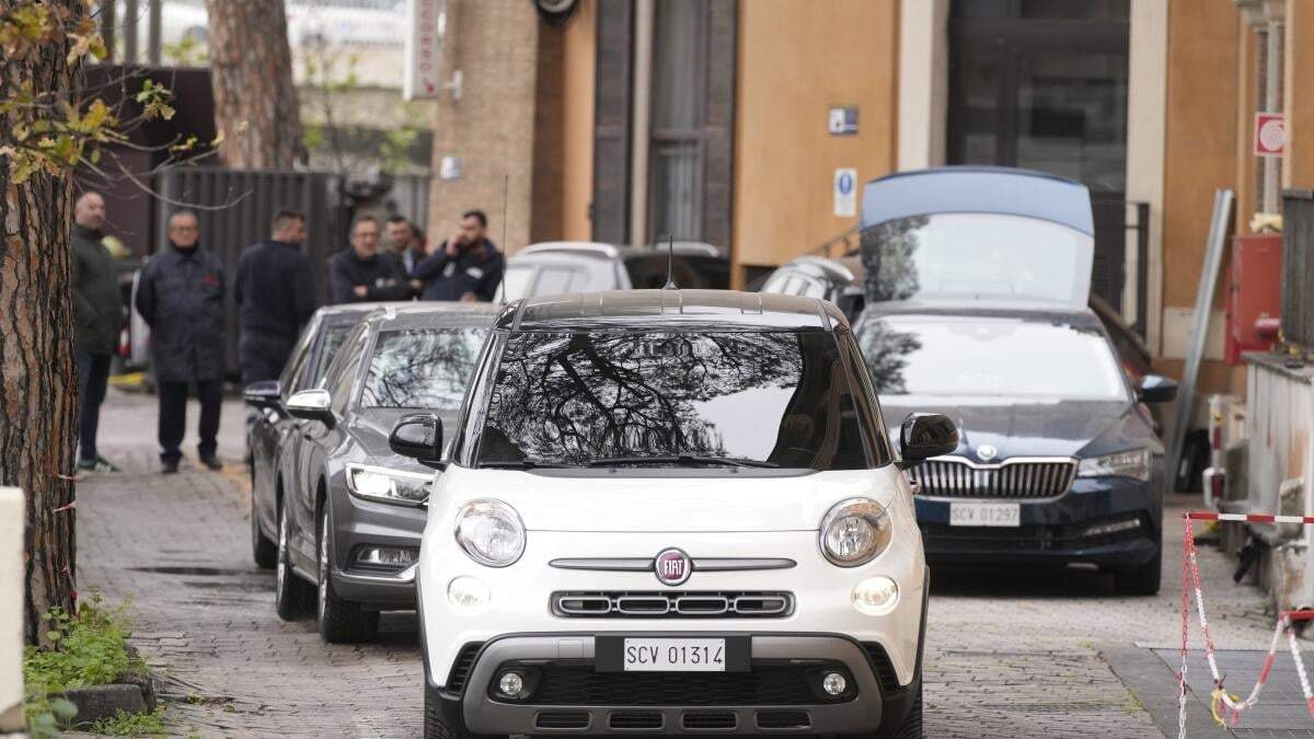 El auto en el que viaja el papa Francisco abandona el Hospital Universitario Gemelli en Roma