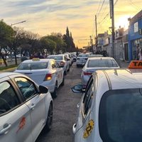 Un taxista y un chofer de la aplicación Uber a las piñas en Cutral Co