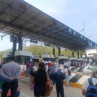 Maestros de la CNTE toman casetas de cobro en dos carreteras de Chiapas