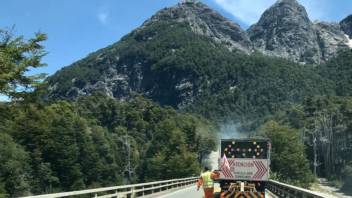 La demarcación se realiza con material reflectante para brindar una mayor seguridad en el tránsito nocturno. Fuente: (Lacar Digital)