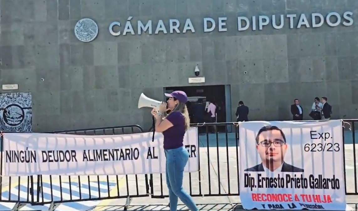 Diana Luz Vázquez protesta contra Ernesto Prieto Gallardo por el incumplimiento de la pensión alimentaria de la hija del diputado
