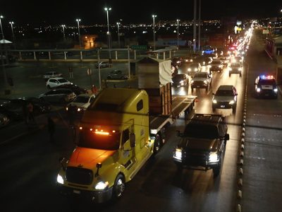 Así va el viaje de la jirafa Benito rumbo a Puebla; la llevan en una caja telescópica (Video)