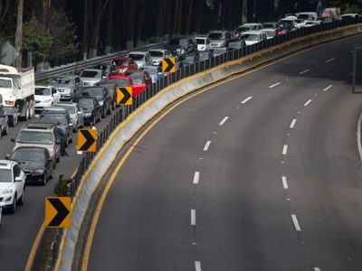 Hallan un cadáver envuelto en cobijas en la México-Cuernavaca