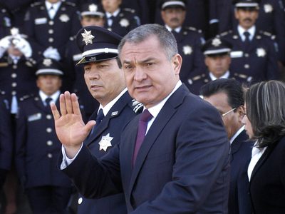 García Luna logra amparo para evitar que tres propiedades sean rematadas por el Indep