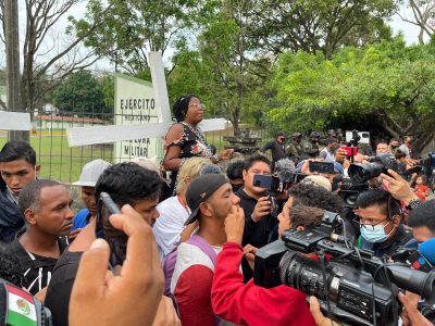 El INM entrega unas 800 visas humanitarias a migrantes tras manifestarse frente a AMLO