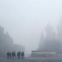Una intensa niebla obligó a cancelar 200 vuelos en Moscú: impresionantes imágenes