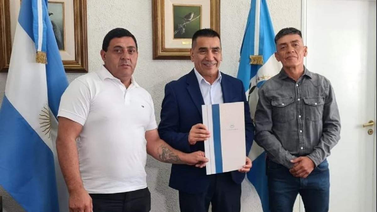 El intendente, Ramón Rioseco, y representantes del gremio de ATE, tras la firma del acuerdo. Fuente: (Facebook)