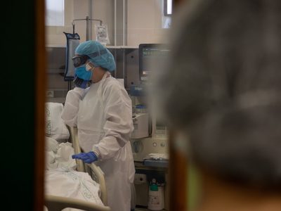La importancia de vacunarse: el 73% de los que estuvieron en terapia en Cataluña no lo estaban