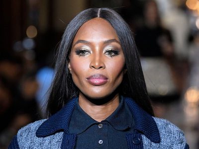 ¡Contra todo pronóstico! Naomi Campbell sigue en la cima de las tendencias a sus 50 años
