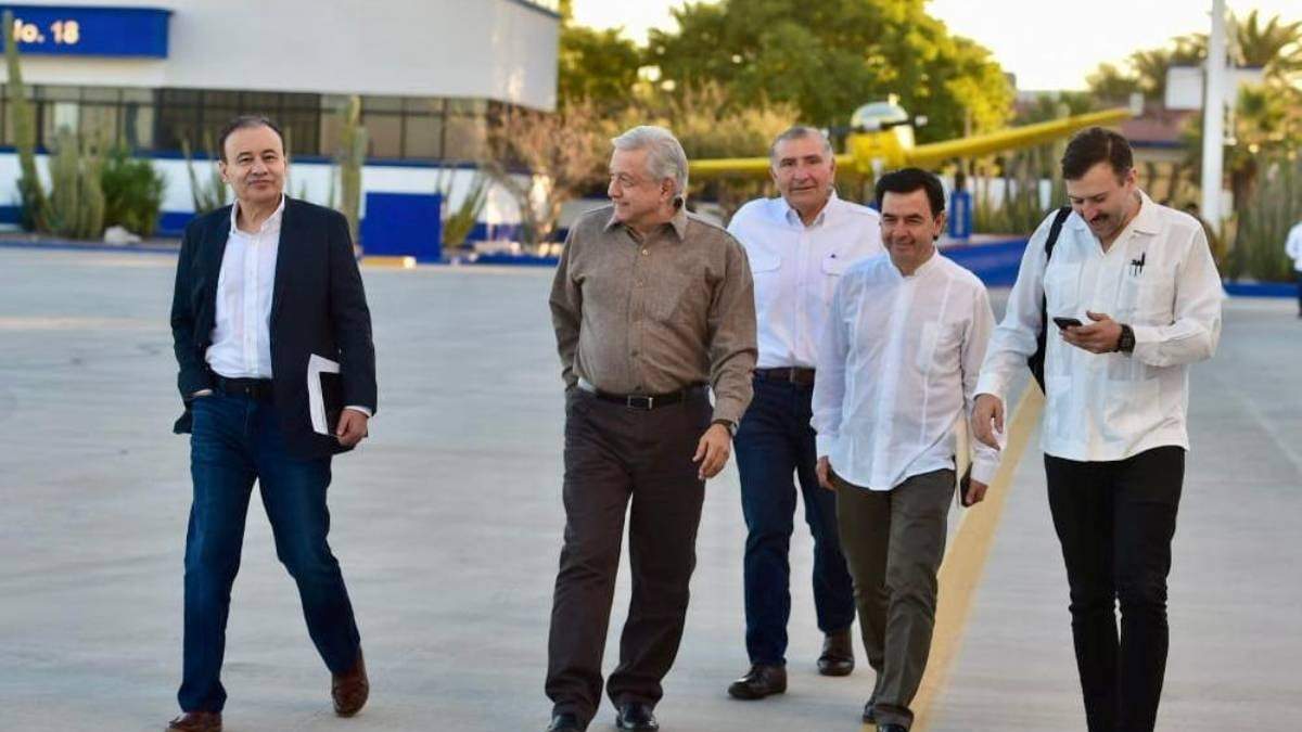 El gobernador Alfonso Durazo, el presidente López Obrador y el secretario Adàn Augusto López, previo a la conferencia