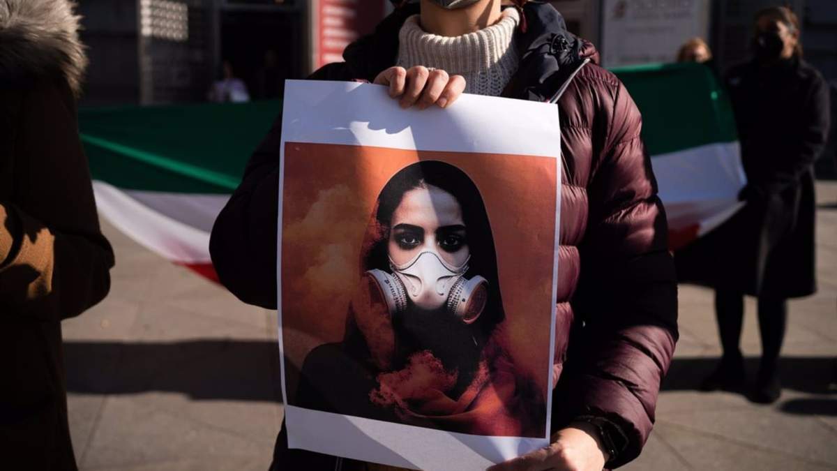 Protesta en Madrid contra envenenamientos de niñas en ataques contra escuelas de Irán
