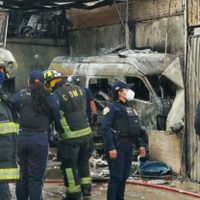 Incendio en taller mecánico deja cuatro autos calcinados en la alcaldía Venustiano Carranza