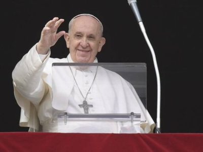 "Cultos, ricos y famosos, se postran para adorar a un niño", dice el Papa sobre los Reyes Magos