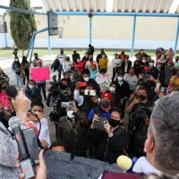 Padres de familia bloquean la México-Toluca por mal estado de escuela
