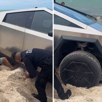 Una Cybertruck queda atascada en playa de Yucatán; así lograron removerla (Videos)