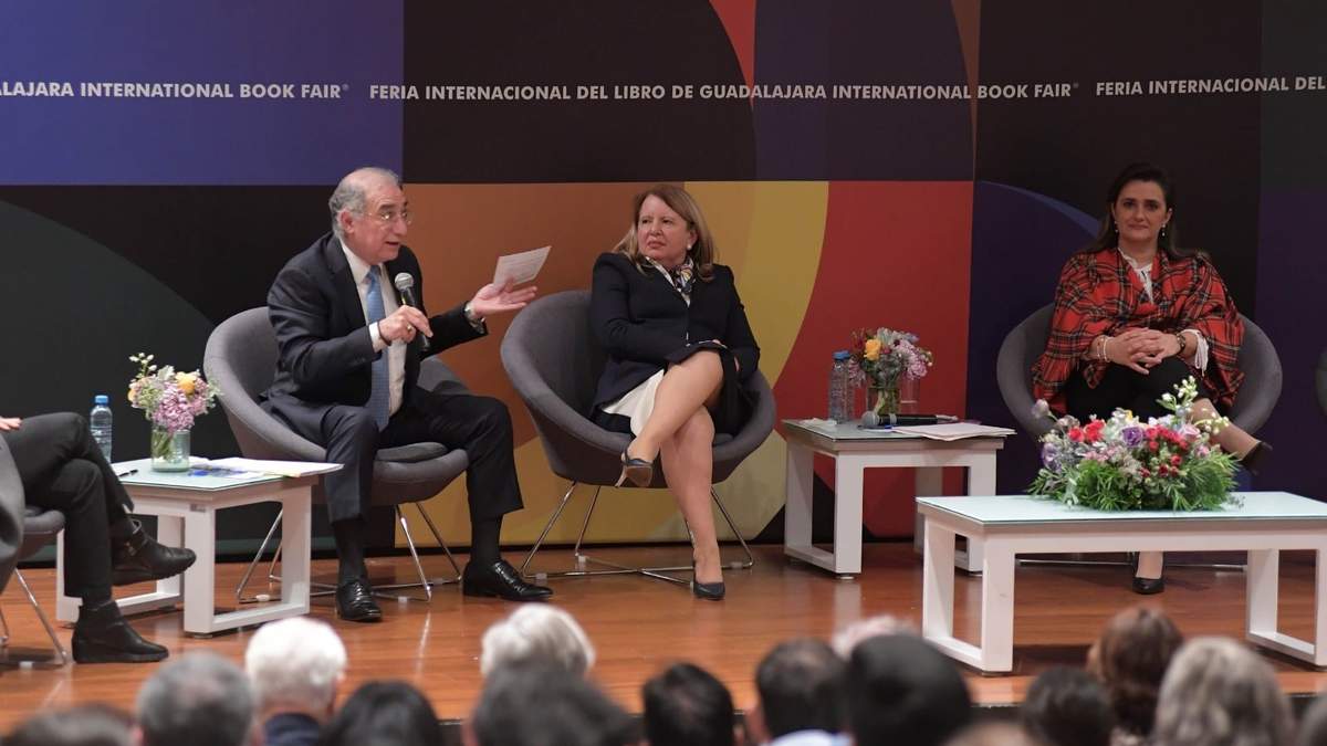 Loretta Ortiz Ahlf (centro), durante su participación en la FIL