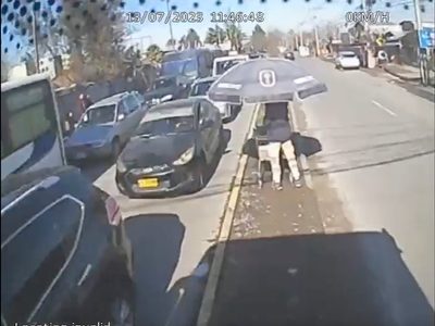 En Chile, un chofer de autobús al perder el control arrolló a un ambulante y causó destrozos (vid