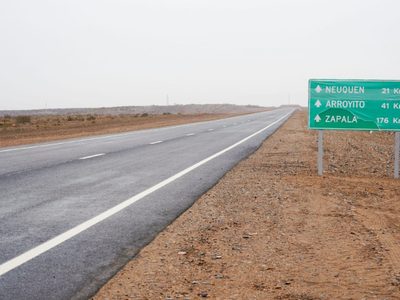 En un año asfaltaron un poco más de la mitad de la "ruta del petróleo"