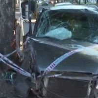 Le robó el auto a la tía y chocó contra un árbol: dos heridos