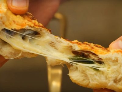 Sin horno y con medio kilo de harina: hacé estos tremendos pancitos caprese para la merienda o sumar a tus picadas