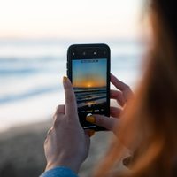Evitar la exposición al sol y alejarse del agua y la arena: cómo cuidar el smartphone en verano