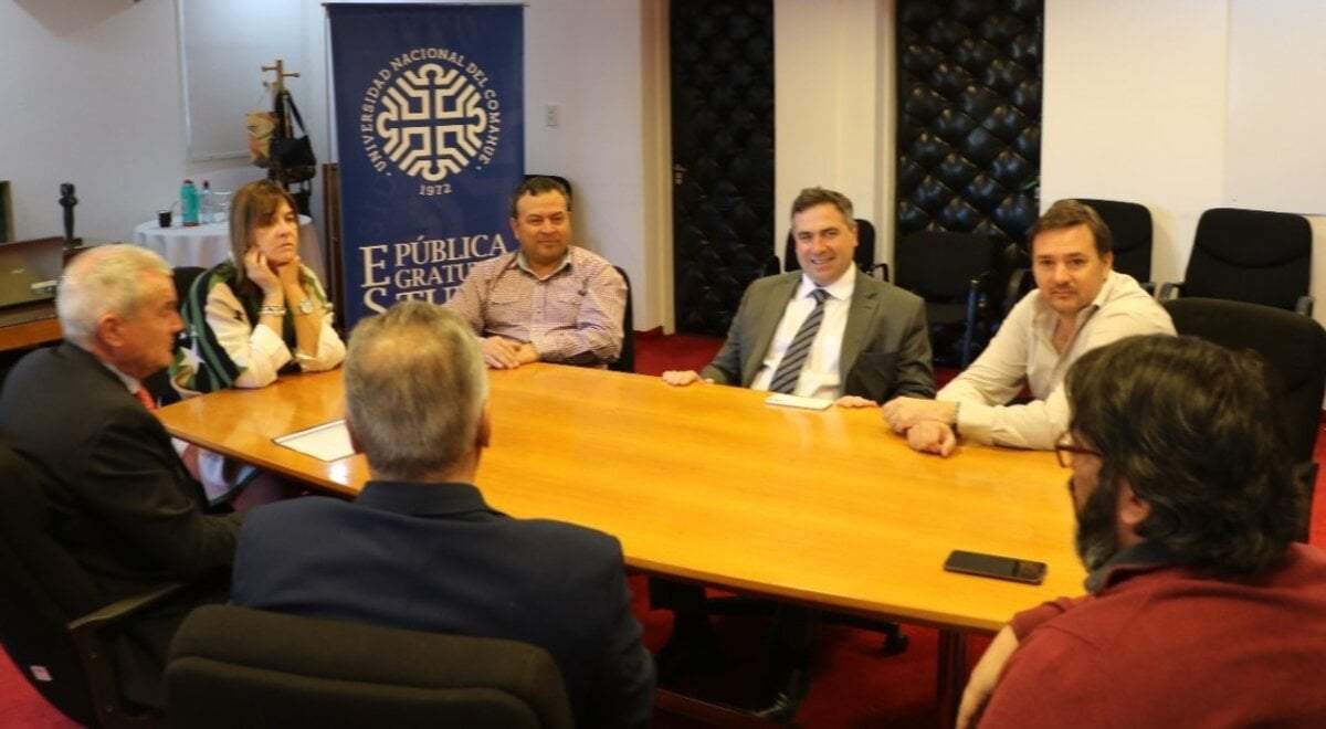 La rectora de la UNCo junto a las autoridades judiciales. Fuente: (Prensa UNCo)