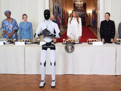 Melania Trump aparece con un robot humanoide en cumbre sobre IA y tecnología (Video)
