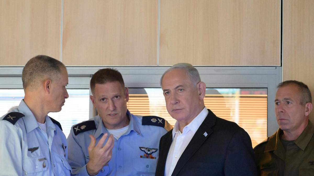 El jefe de las Fuerzas Aéreas de Israel, el general Tomer Bar, a la izquierda del primer ministro, Benjamin Netanyahu