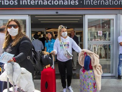 Por la nueva cepa de coronavirus, el Gobierno cerró fronteras con más países