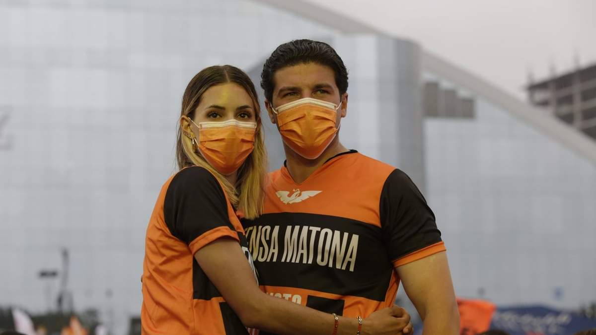Samuel García junto con su esposa Mariana