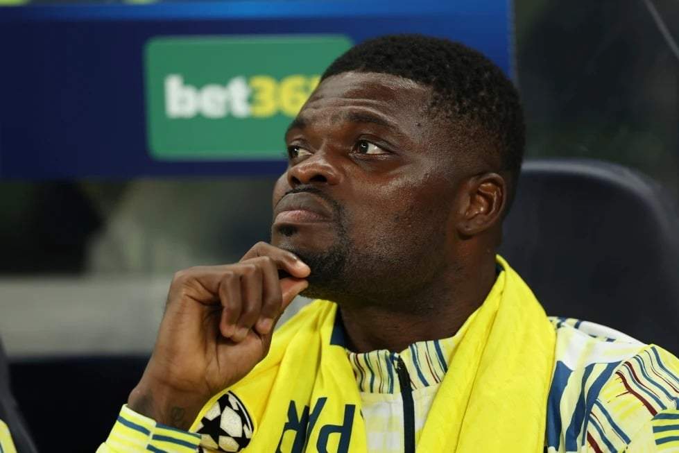 Thomas Partey, jugador del Villarreal, permanece en el banquillo durante el partido de la Liga de Campeones entre el Tottenham y el Villarreal en Londres, el martes 16 de septiembre de 2025.
