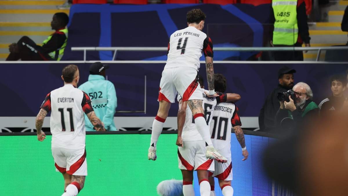 Giorgian de Arrascaeta (derecha) celebra tras anotar su segundo gol para Flamengo en el encuentro contra Cruz Azul por la Copa Intercontinental ante Cruz Azul en Doha, Qatar