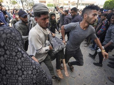 Mueren dos palestinos en ataque aéreo israelí sobre campamento en hospital de Gaza