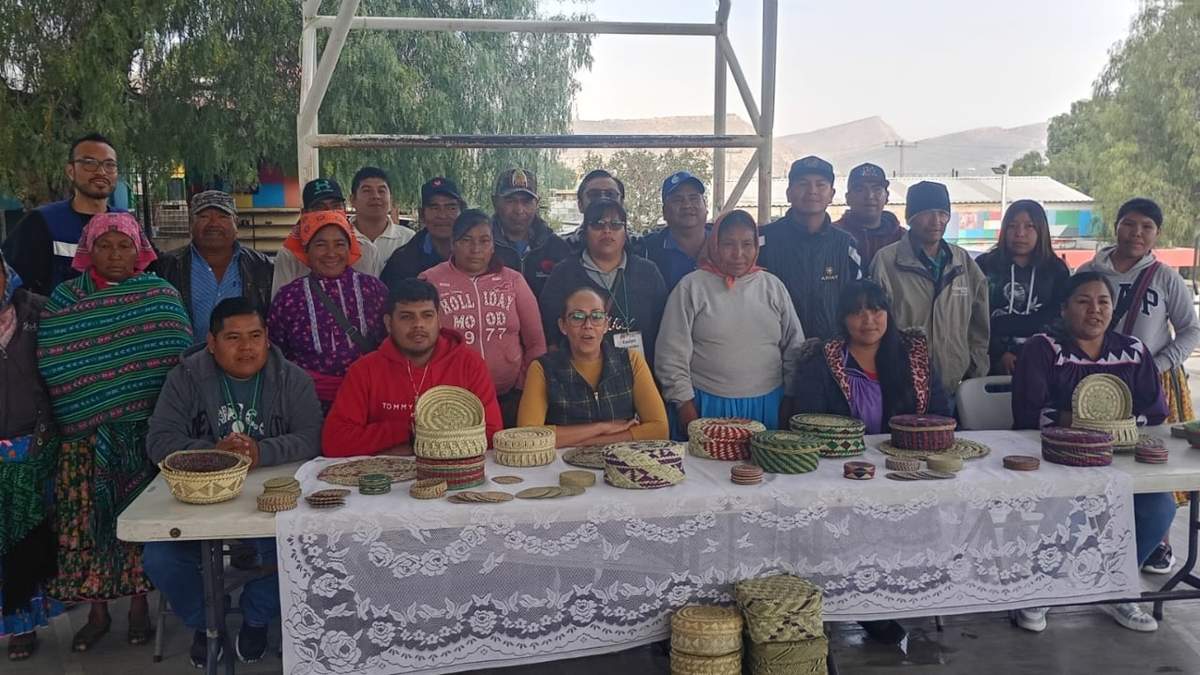 Integrantes de comunidades tarahumaras en Saltillo, donde intercambian artesanías por productos de la canasta básica
