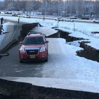 Terremoto magnitud 7.8 sacude Alaska y activa alerta de tsunami