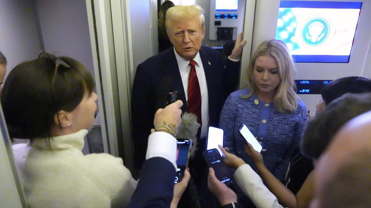 El presidente Donald Trump habla con periodistas a bordo del Air Force One, acompañado por la vocera Karoline Leavitt