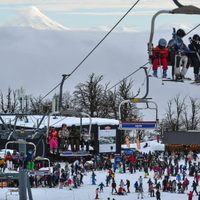 Esquiar un día en los cerros Bayo o Chapelco costará mas de 40 mil pesos