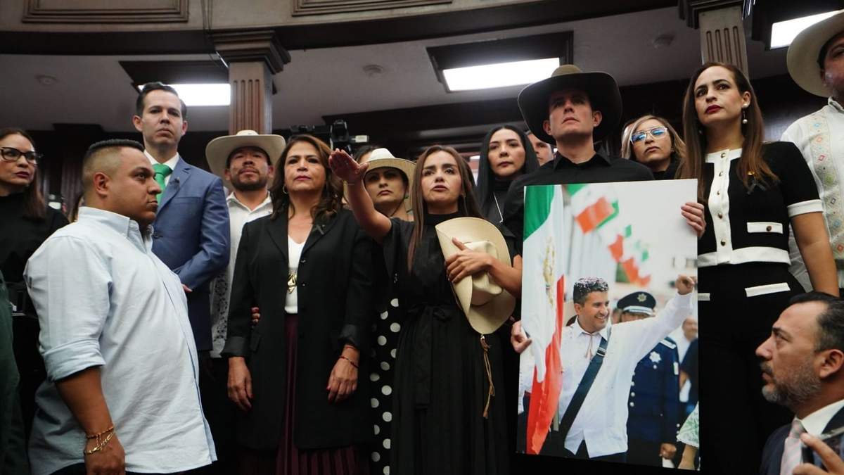 Grecia Itzel Quiroz García rinde protesta como presidenta municipal de Uruapan ante el congreso local