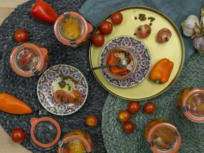 Tomates marinados: la receta exprés para acompañar con tostadas y con la técnica para no ensuciar mucho