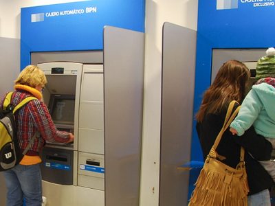 En el Día del Trabajador, los estatales neuquinos comenzaron a percibir sus salarios