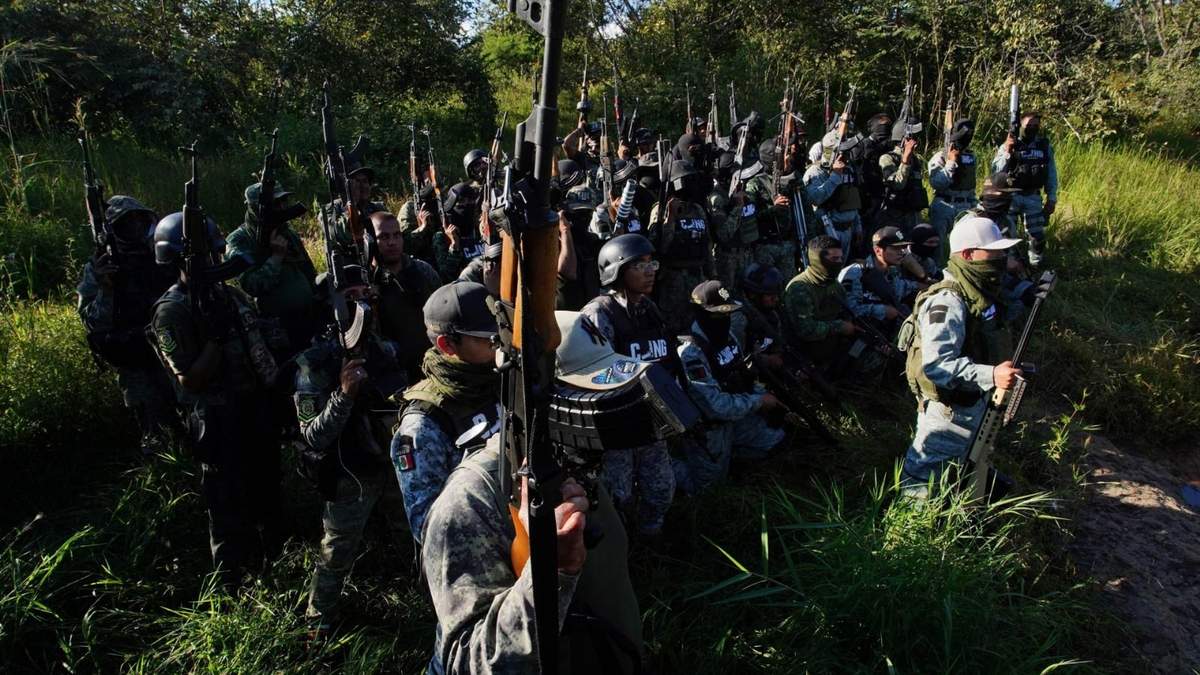Entre las sierras Michoacana patrullan con armamento exclusivo del ejército mexicano integrantes de la Grupo Operativo Lagarto, brazo armado del Cártel Jalisco Nueva Generación (CJNG), que actualmente sostiene una guerra contra Los Viagras, Migueladas, Cártel de Tepalcatepec y los Caballeros Templarios
