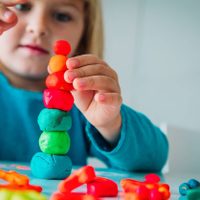 Sacá a tus hijos de las pantallas y hacé esta receta genial de plastilina casera, sin químicos y súper maleable