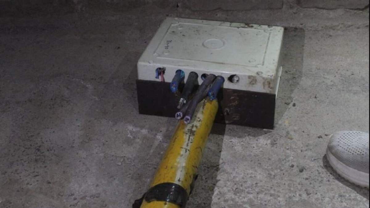 Elementos destrozados para robar los cables de alimentación de las bombas. Fuente: (Centenario Digital)