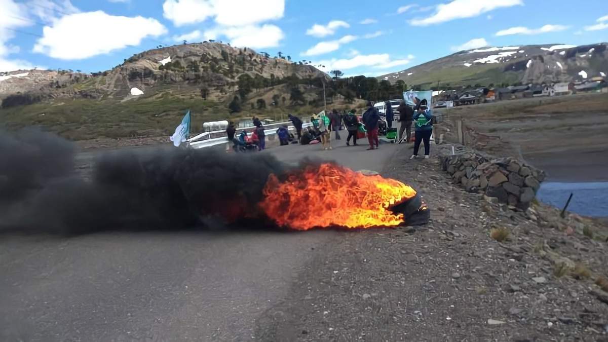 Protesta en el acceso a Caviahue. Fuente: (Twitter)