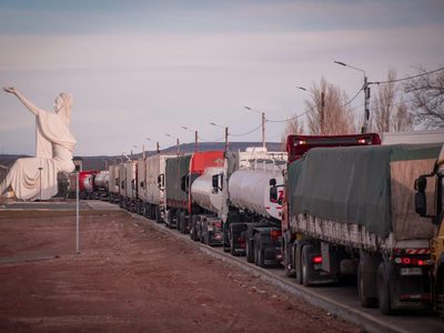 Asisten a transportistas varados por el temporal