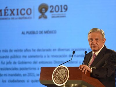 AMLO promete certificar ante notario carta compromiso de no reelección
