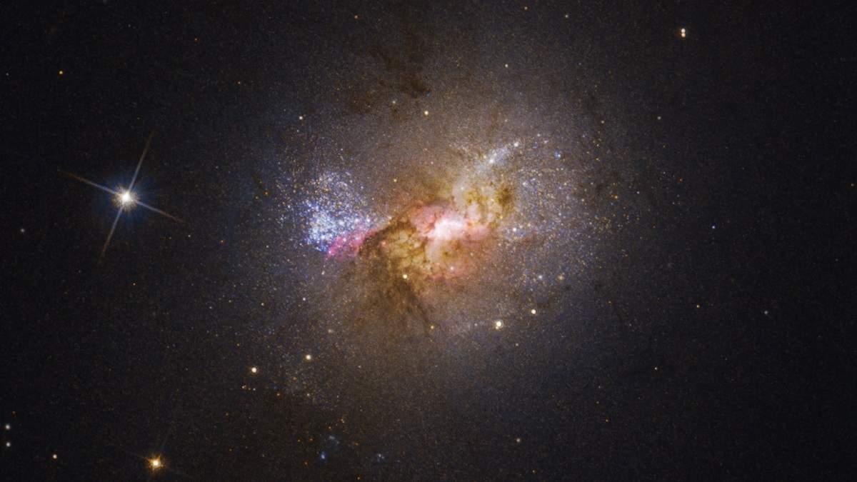 La galaxia enana Henize 2-10, capturada por el telescopio Hubble. Fuente: (Twitter)